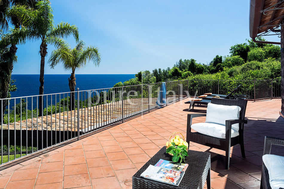 Villas with pool and sea views, east coast Sicily | Pure Italy - 10
