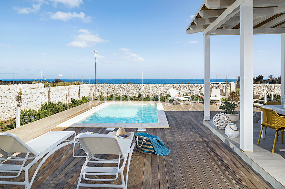 Beachside villas with pool and jacuzzi, Siracusa|Pure Italy - 37