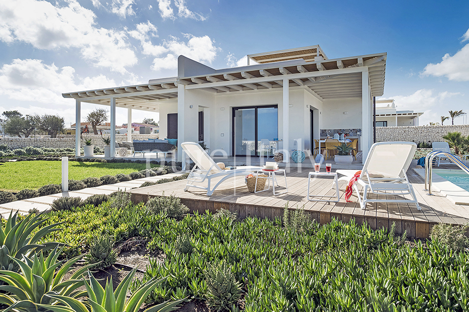 Beachside villas with pool and jacuzzi, Siracusa|Pure Italy - 40