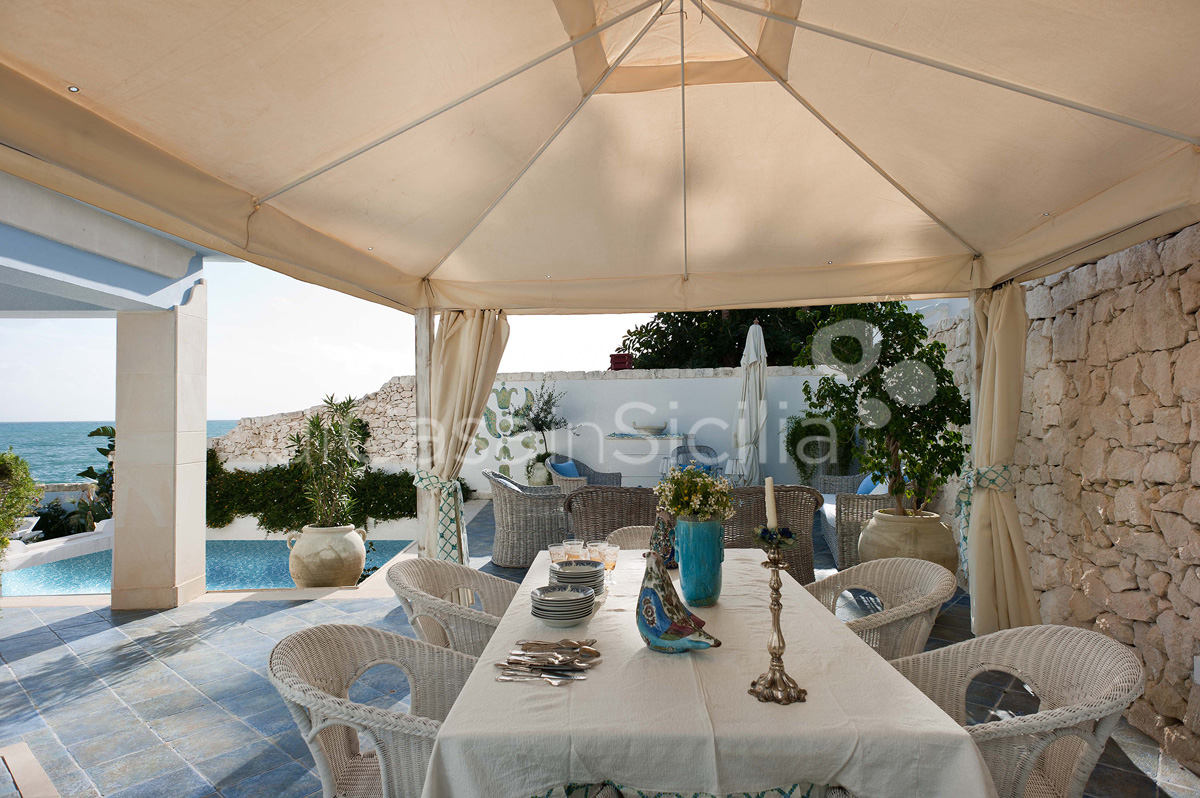 Antares Luxusvilla mit Pool direkt am Meer in Fontane Bianche Sizilien  - 11