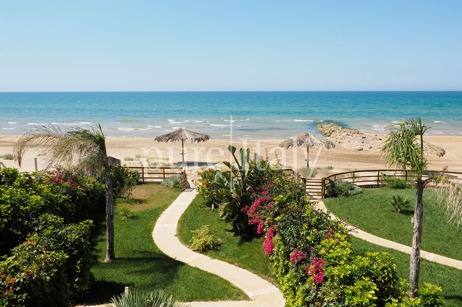Beachfront villas close to town, south east coast of Sicily | Pure Italy - 42