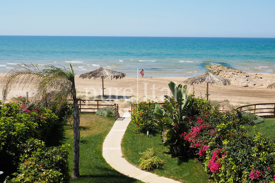 Beachfront villas close to town, south east coast of Sicily | Pure Italy - 43