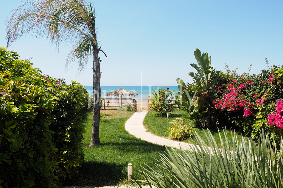 Beachfront villas close to town, south east coast of Sicily | Pure Italy - 44