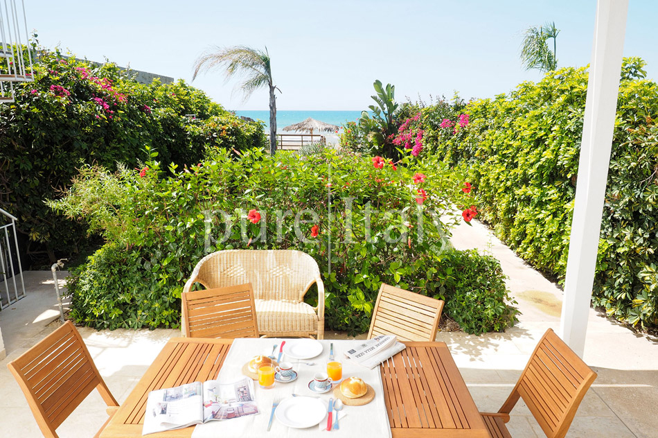 Beachfront villas close to town, south east coast of Sicily | Pure Italy - 47