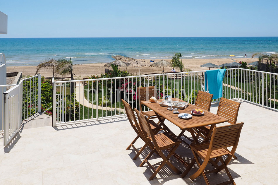 Beachfront villas close to town, south east coast of Sicily | Pure Italy - 20