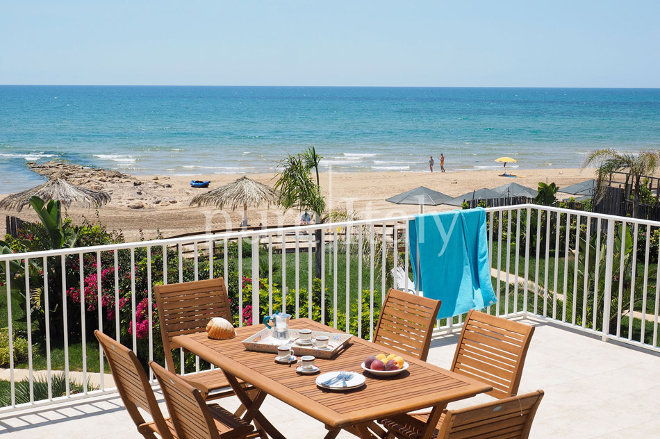 Beachfront villas close to town, south east coast of Sicily | Pure Italy - 22