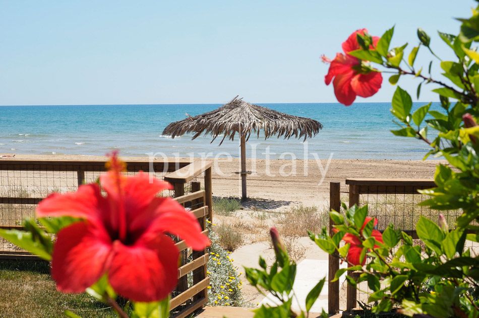 Beachfront villas close to town, south east coast of Sicily | Pure Italy - 11