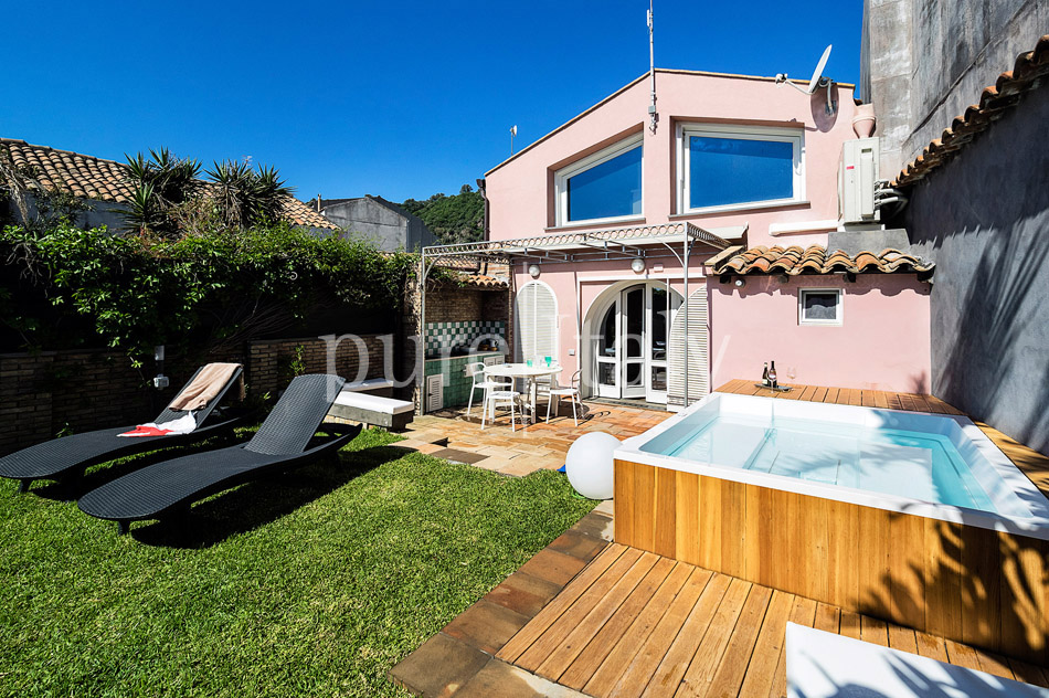 Seafront homes with outdoor Jacuzzi, Sicily’s east coast|Pure Italy - 11